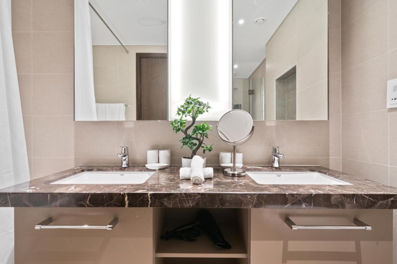 Breathtaking City Views From Dt Apt With Terrace Dubai Eksteriør billede